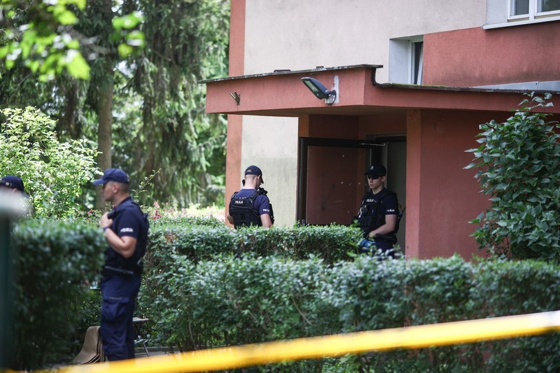 W Krakowie znaleziono ciała dwóch osób. Leżały na klatce schodowej 