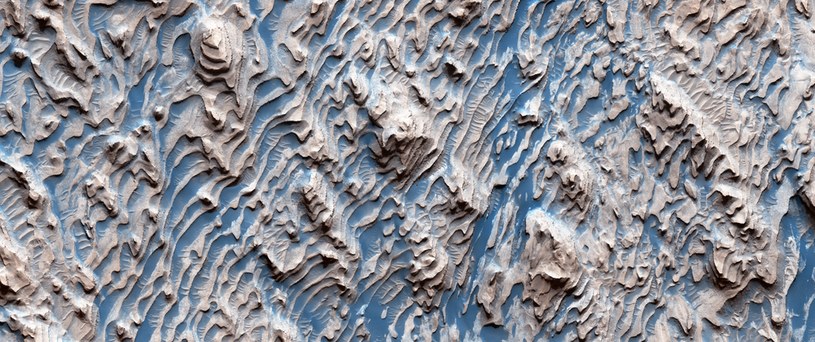 W kraterze Danielsona widoczne są niezwykłe struktury skalne /JPL/UArizona /NASA