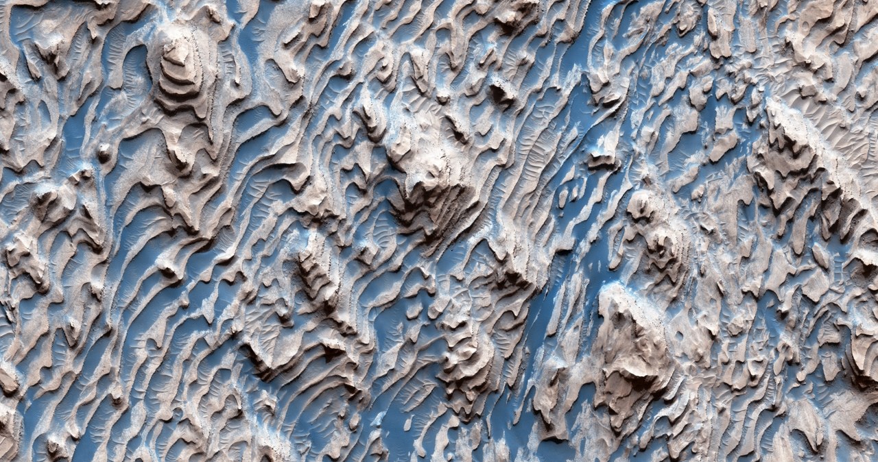 W kraterze Danielsona widoczne są niezwykłe struktury skalne /JPL/UArizona /NASA