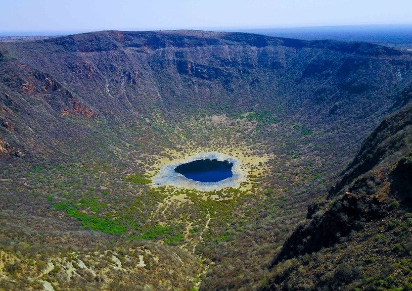 W kraterze nieczynnego wulkanu powstało słone jezioro. To coś więcej niż tylko ładny widok /East News