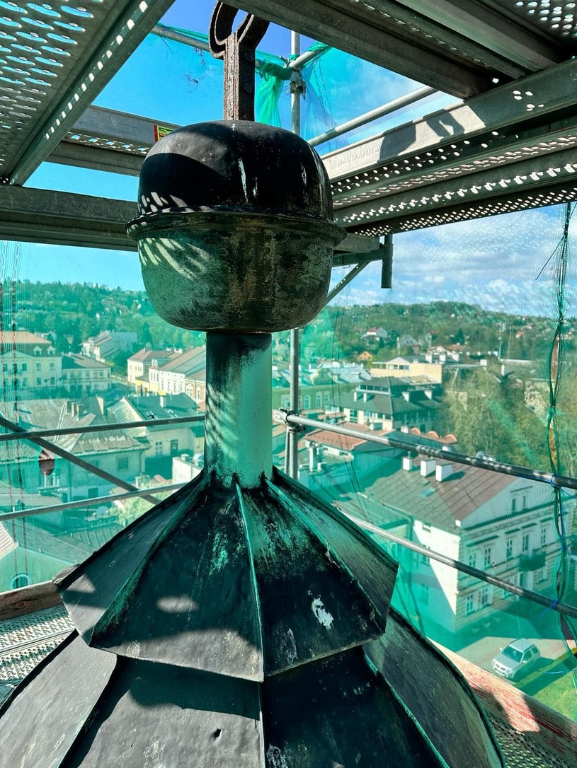 W kuli na dzwonnicy schowana była butelka z pergaminem ze starymi zapiskami. /Parafia św. Klemensa w Wieliczce /Facebook