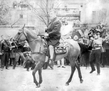 W kwietniu 1966 roku do łódzkiej Filmówki przyjechał słynny aktor amerykański Kirk Douglas. W głowie Piwowskiego zrodził się szalony pomysł, by Douglas zagrał w inscenizacji westernu. W jedną noc boisko do koszykówki zamieniono w miasteczko z Dzikiego Zachodu. 

Po przyjeździe aktor zawiadomił Piwowskiego, że nie zagra, bo zabrania mu tego kontrakt z wytwórnią. Ale pojawił się w miasteczku, gdzie czekał na niego tłum studentów i las kamer. Douglas miał stwierdzić, że jest ich więcej niż w Hollywood. 

Profesor z Filmówki, Jerzy Bossak, kazał studentom wziąć z magazynów wszystkie kamery, w tym zepsute. Oprócz kamer, wzrok gościa przykuł list gończy z napisem: "Poszukiwany Kirk Douglas - nagroda 1 000 000 $". Tak go to rozbawiło, że nie bacząc na kontrakt, wziął udział w szaleńczej zabawie ze studentami przebranymi za kowbojów.

Szkolna etiuda Piwowskiego i jego przyjaciela Feriduna Erola otrzymała Grand Prix na festiwalu w Amsterdamie

 
 