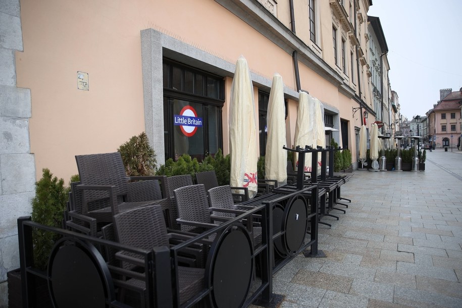 W kwietniu 2021 wszystkie restauracje - z powodu obostrzeń - nie mogły przyjmować gości w środku, a jedynie wydawać jedzenie na wynos //Łukasz Gągulski /PAP