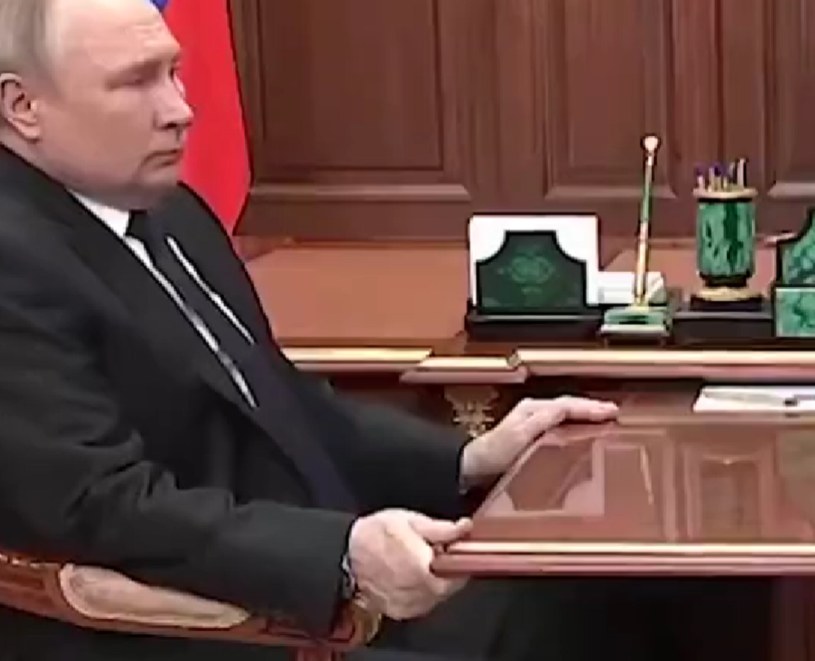 W kwietniu 2022 prezydent Rosji na spotkaniu z ministrem obrony Siergiejem Szojgu jedną ręką trzymał się blatu stołu przez imponujące 12 minut. /YouTube