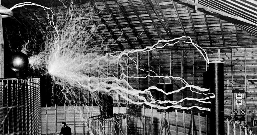 W laboratorium Nikola Tesli pojawiały się niezwykłe wyładowania elektryczne. To sprawiło, że dostał przydomek "Władcy Piorunów" /domena publiczna