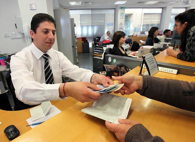 W Laiki Banku w Nikozji już obsługują klientów /EPA