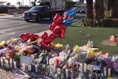 W Las Vegas w pobliżu hotelu, gdzie doszło do strzelaniny, ludzie składają kwiaty i zapalają znicze 
