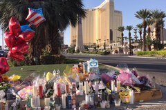 W Las Vegas w pobliżu hotelu, gdzie doszło do strzelaniny, ludzie składają kwiaty i zapalają znicze 