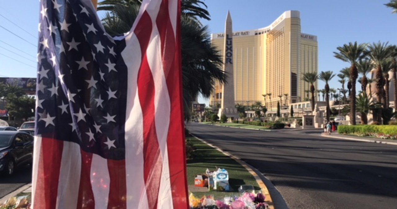 W Las Vegas w pobliżu hotelu, gdzie doszło do strzelaniny, ludzie składają kwiaty i zapalają znicze 