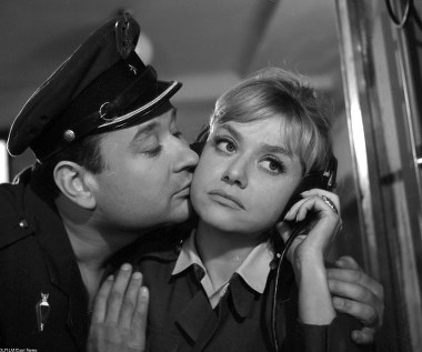 W latach 1962-64 Czechowicz trzy razy z rzędu otrzymywał Srebrną Maskę w plebiscycie "Expressu Wieczornego" na najpopularniejszych aktorów telewizyjnych. 

Ma kinowym ekranie zobaczyliśmy go niedługo potem w roli podporucznika Karola Lenciaka u boku Krystyny Sienkiewicz w filmie "Paryż - Warszawa bez wizy" (1967) w reżyserii Hieronima Przybyła.