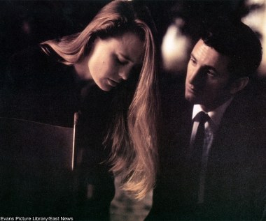 W latach 1986 Robin Wright poślubiła kolegę z planu "Santa Barbara" - Dane'a Witherspoona. Małżeństwo przetrwało zaledwie 2 lata, a chwilę po rozwodzie aktorka wdała się w romans z Seanem Pennem.

Wkrótce parę mogliśmy zobaczyć na kinowym ekranie w filmie "Stan łaski" (1990).