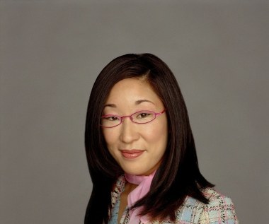 W latach 1996-2022 Sandra Oh występowała w serialu HBO "Arli$$"  (na zdjęciu), w którym oglądaliśmy ją jako Ritę Wu - asystentkę szefa dużej agencji sportowej. Wciąż mogliśmy ją jednak oglądać na kinowym ekranie. Oh pojawiła się m.in. w kasowym hicie "Jaś Fasola: Nadciąga totalny kataklizm" (1997) oraz "Full Frontal. Wszystko na wierzchu" (2002) Stevena Soderbergha.