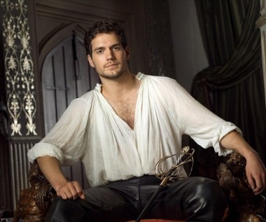 W latach 2007-2010 Cavilla oglądaliśmy w historycznym serialu "Tudorowie", w którym wcielał się w postać 1. księcia Suffolk - Charlesa Brandona. Aktor przyznawał, że udział w telewizyjnej produkcji stacji Showtime pozwolił mu na zaistnienie za Oceanem.

W filmie "Immortals. Bogowie i herosi 3D" Cavilla zobaczyliśmy w roli Tezeusza. "Nie noszą zbyt wielu strojów" - tak reżyser filmu charakteryzował swoich bohaterów. "Wszyscy aktorzy musieli być więc niezwykle sprawni fizycznie, by dobrze prezentować się na dużym ekranie" - dodawał twórca "Immortals". W recenzji filmu dla Interii Piotr Mirski zauważa co prawda "wysportowanego" Cavilla, ocenia jednak występ aktora jako "bezbarwny".

Podczas przygotowań do filmu Cavill zbił poziom tkanki tłuszczowej w organizmie do zaledwie 6 procent.