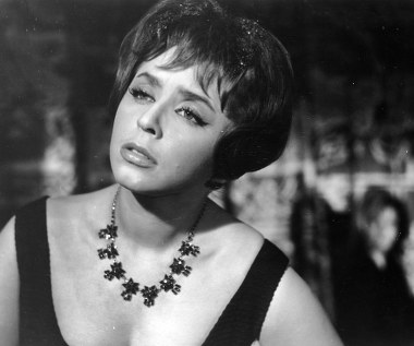 W latach 60. nierzadko pojawiała się w telewizyjnych produkcjach - w "Spóźnionych przechodniach" Jana Rybkowskiego (1962), kryminalnym filmie z serii "Kapitan Sowa na tropie" (1965) Stanisława Barei, a przede wszystkim - od 1960 roku - w Kabarecie Starszych Panów.

To w "Kabarecie Starszych panów" Jędrusik wykonała swe największe przeboje: "Bo we mnie jest seks", "Nie odchodź", czy "S.O.S". To w jednym z emitowanych na żywo telewizyjnych występów zaskoczyła swych kolegów, wykonując jeden z utworów w wannie pełnej piany, do której weszła zupełnie nago.

"Ja tego nie widziałem. I ona nie wiedziała, że ja tego nie będę widział. Do łazienki były normalne drzwi, ale przez dziurkę od klucza nie było nic widać. Wtedy skorzystał elektryk, który stał na drabinie. O mało nie spadł. To był rok 1960, a więc przed erą striptizów. Zobaczyła ją również obsada reżyserki, też 'z lotu ptaka'. Ktoś stwierdził, że przysłaniała się dłońmi, a ktoś na to: 'Ale ona ma bardzo drobne dłonie'" - opowiadał Przybora.