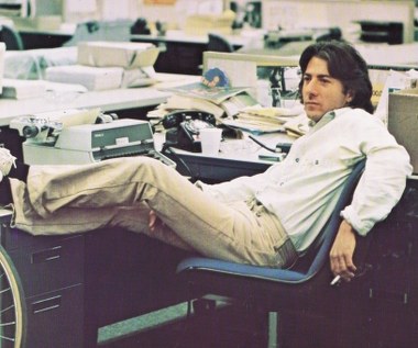 W latach 70. amerykańskie kino zmieniło się, wśród powstających filmów ważne miejsce zajęły obrazy polityczne, które ujawniały mechanizm działania władzy, korupcję i zakłamanie państwowych urzędników. Niewątpliwie jednym z najlepszych filmów na ten temat są "Wszyscy ludzie prezydenta" Alana Pakuli z 1976 roku, w którym główne role zagrali Dustin Hoffman oraz Robert Redford.

Film opowiada prawdziwą historię reporterów gazety "Washington Post", Carla Bersteina (Hoffman) i Boba Woodwarda (Redford), którzy prowadzą śledztwo dotyczące włamania do siedziby partii Demokratów z 1972 roku, a tym samym ujawniają kulisy afery "Watergate".

Polityczny thriller Pakuli, w którym - jak trafnie określił to Robert Redford - "maszyna do pisania i długopis i telefon używane były jak broń", odniósł wielki sukces również ze względu na aktorski popis pary głównych aktorów.