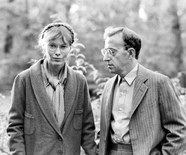 W latach 80. i 90. relacje Farrow z reżyserem Woodym Allenem zaowocowały wieloletnią współpracą filmową. W tym okresie pojawiła się w prawie wszystkich filmach Allena, które przyniosły jej kolejne nominacje do Złotych Globów: "Danny Rose na Broadwayu" w 1984 roku. później "Purpurowa róża z Kairu", "Hannah i jej siostry" w 1986 roku, "Złote czasy radia" w 1987 roku oraz "Mężowie i żony" w 1992 roku.