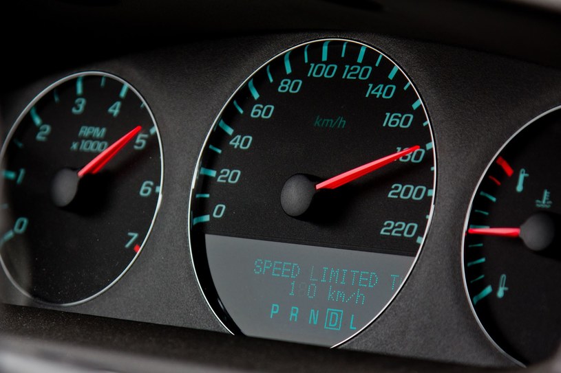 W latach 80. minionego wieku BMW, Mercedes i Audi zawarły nieformalne porozumienie, zgodnie z którym prędkość maksymalna ich samochodów została elektronicznie ograniczona do 250 km/godz /123RF/PICSEL