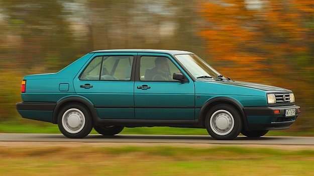 W latach 80. sedany były uważane za praktyczniejsze niż hatchbacki. /Motor