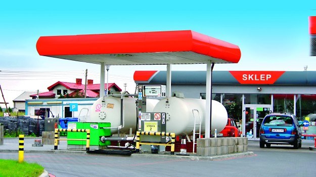 W latach 90. popularne były niezależne punkty sprzedaży LPG. Obecnie duży udział w sprzedaży tego paliwa mają stacje sieciowe (fot.). /Motor