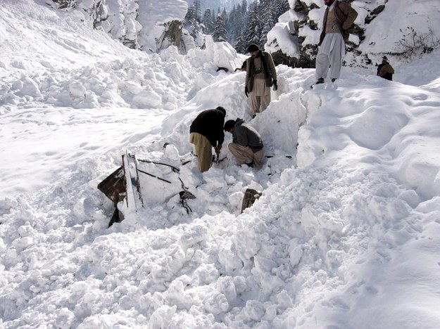 W lawinach i burzach śnieżnych w Afganistanie giną co roku dziesiątki ludzi (zdj. archiwalne) / 	STR   /PAP/EPA
