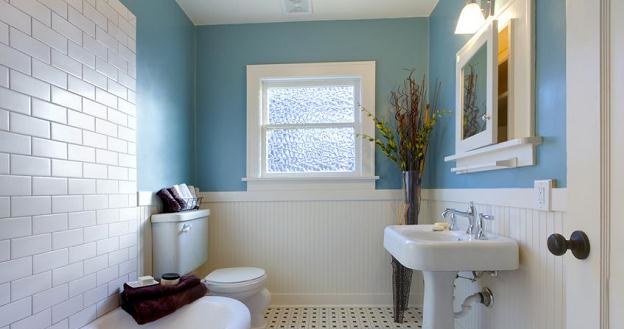 W łazience bardzo ważne jest zastosowanie odpowiedniej wentylacji /&copy;123RF/PICSEL