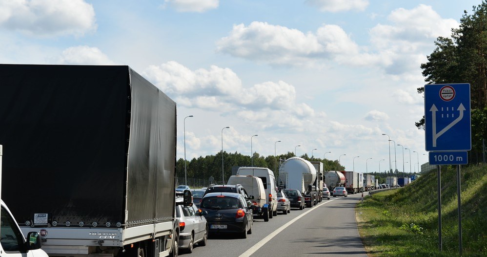 W lecie na autostradzie A1 tworzą się kilometrowe korki /Gerard /Reporter