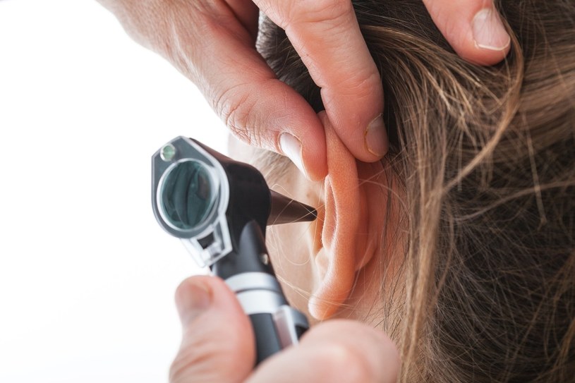 W leczeniu "covidowego ucha" mogą potrzebne być leki sterydowe /123RF/PICSEL