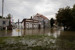 W Lewinie Brzeskim wciąż stoi woda. Galeria