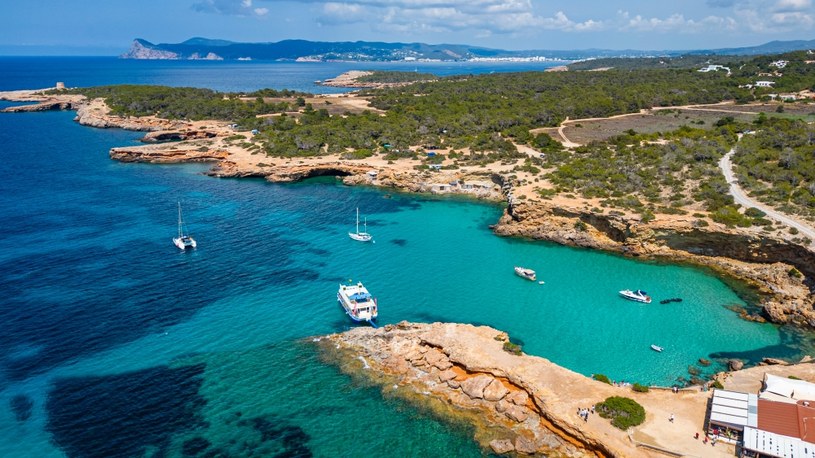 W lipcu Hiszpanię odwiedziło 10 mln zagranicznych turystów. Jednym z najpopularniejszych miejsc są Baleary. Na zdjęciu Ibiza /Michael Runkel / Robert Harding RF /AFP