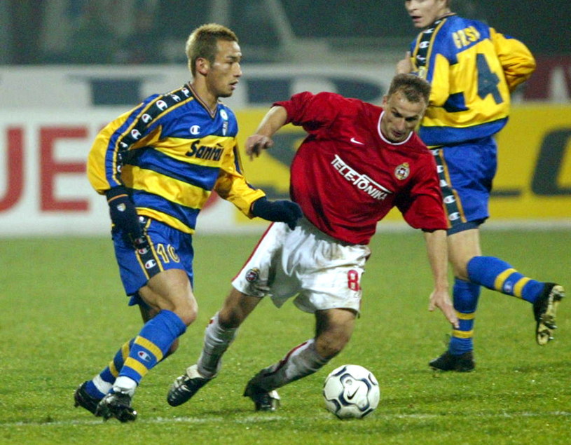 W listopadzie 2002 r. Wisła Kraków wyeliminowała z Pucharu UEFA AC Parma, Grzegorz Pater walczy z jej pomocnikiem Hidetoshim Nakatą /Tomasz Markowski /Newspix