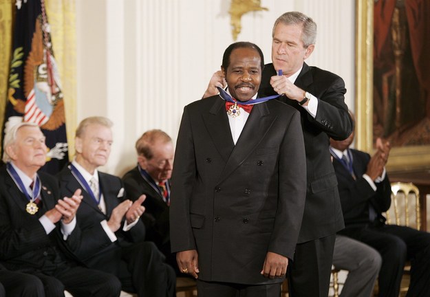W listopadzie 2005 roku Paul Rusesabagina został odznaczony  amerykańskim Prezydenckim Medalem Wolności /SHAWN THEW    /PAP/EPA
