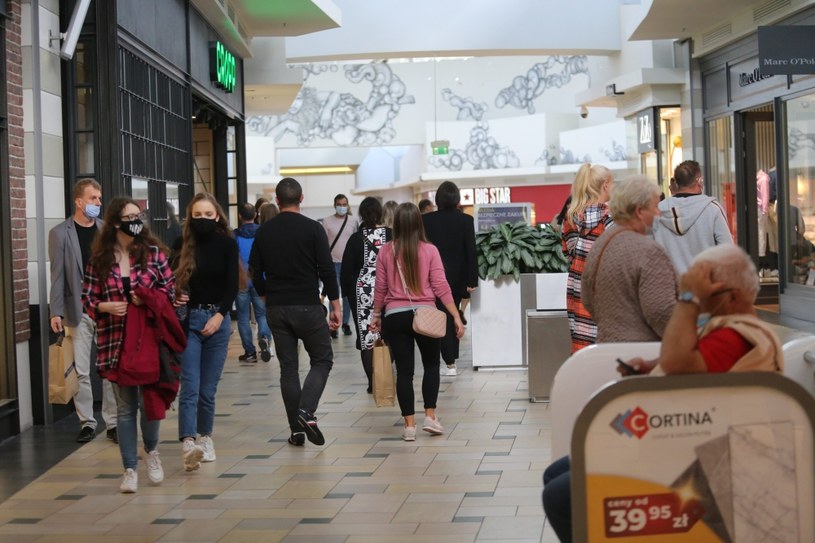 W listopadzie br. obroty w sklepach tradycyjnych wzrosły o 5,2 procent /LUCYNA NENOW / POLSKA PRESS /Getty Images