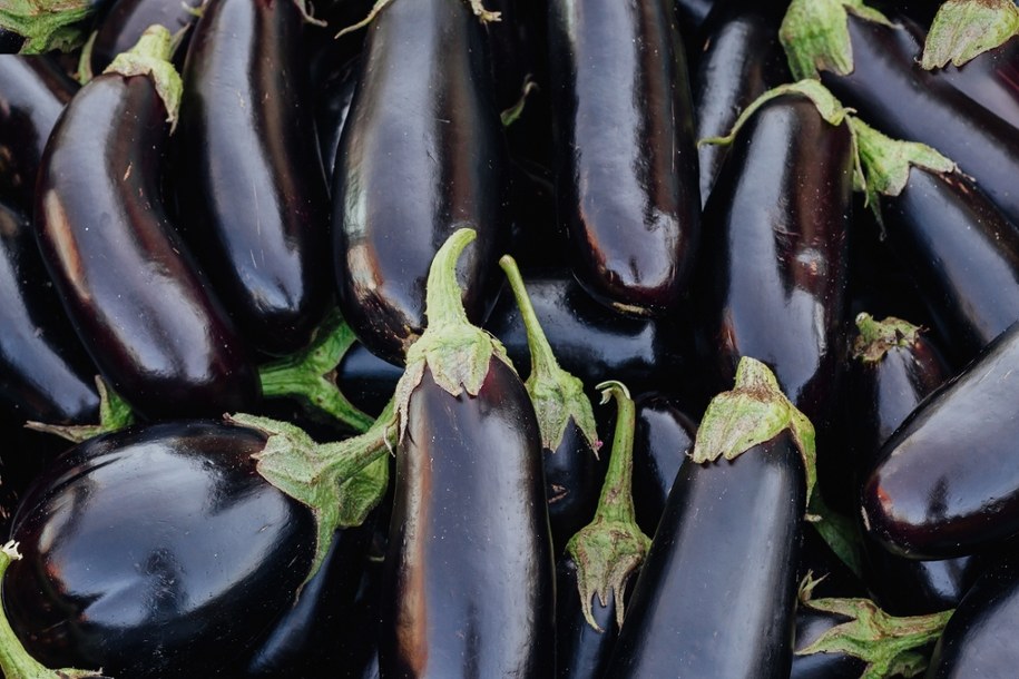 W lodówce na skórce bakłażana i miąższu mogą pojawić się ciemne plamy, a smak stanie się mniej wyrazisty /Shutterstock