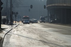 W Łodzi nie wytrzymała rura wodociągowa, na jezdni lód