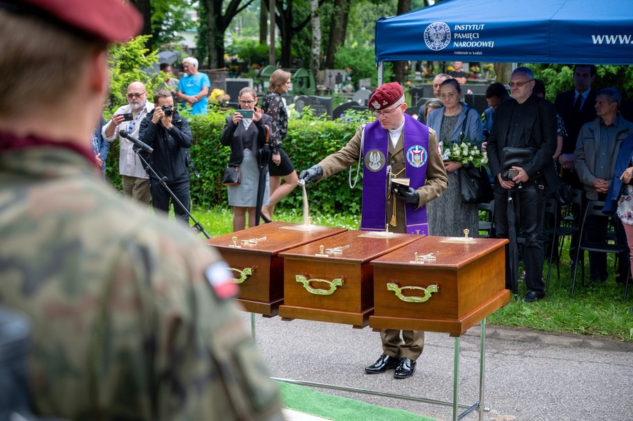 W Łodzi pochowano odnalezione w bezimiennych grobach ofiary terroru komunistycznego /Grzegorz Michałowski /PAP