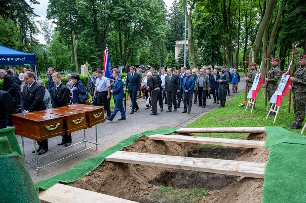 W Łodzi pochowano odnalezione w bezimiennych grobach ofiary terroru komunistycznego /Grzegorz Michałowski /PAP