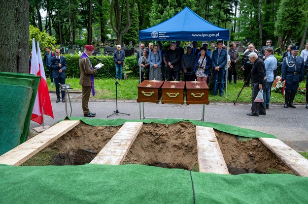 W Łodzi pochowano odnalezione w bezimiennych grobach ofiary terroru komunistycznego /Grzegorz Michałowski /PAP