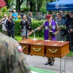 W Łodzi pochowano odnalezione w bezimiennych grobach ofiary terroru komunistycznego