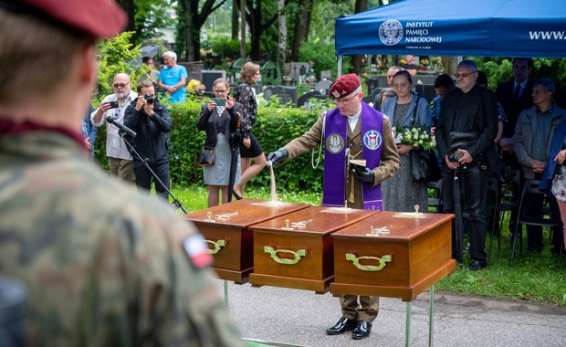 W Łodzi pochowano odnalezione w bezimiennych grobach ofiary terroru komunistycznego