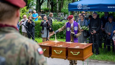 W Łodzi pochowano odnalezione w bezimiennych grobach ofiary terroru komunistycznego