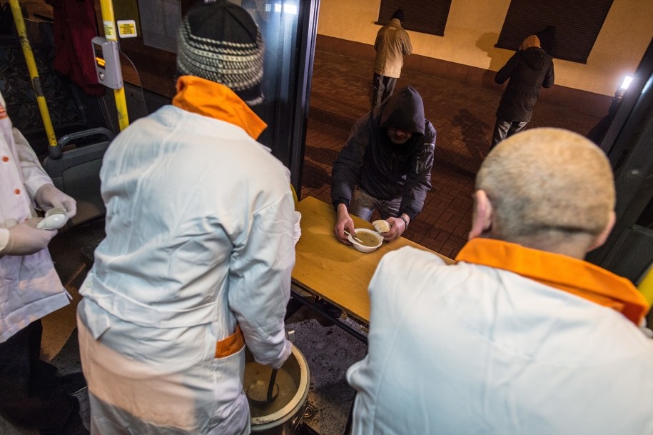 W Łodzi ruszył autobus, w którym każdy bezdomny i potrzebujący otrzyma pomoc /Grzegorz Michałowski /PAP