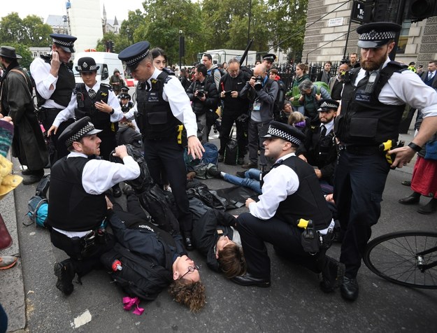 W Londynie aresztowano już ponad 130 osób /FACUNDO ARRIZABALAGA /PAP/EPA