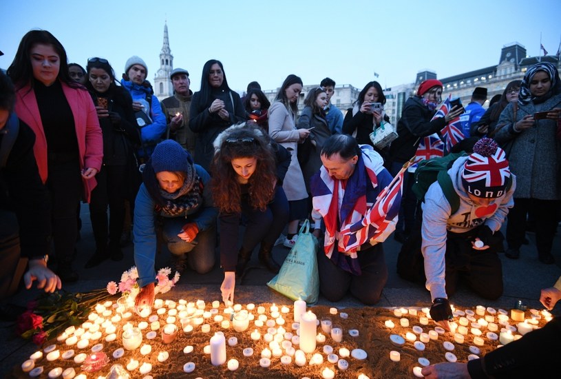 W Londynie kilkaset osób złożyło hołd ofiarom zamachu /FACUNDO ARRIZABALAGA /PAP/EPA