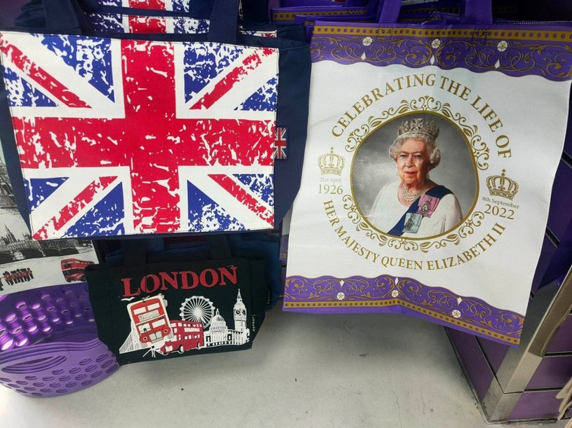 W Londynie kupić można portret Elżbiety II i na rzeczach dla ozdoby, i na tych codziennego użytku /Wiktor Kazanecki /INTERIA.PL