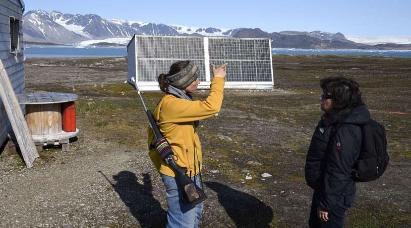 W Longyearbyen widok kobiety z bronią nikogo nie dziwi /AFP