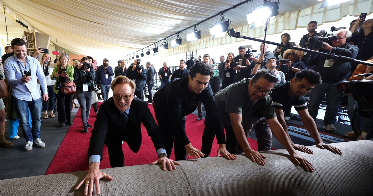 W Los Angeles w czasie Oscarów nie ma nudy. Prowadzący tegoroczną galę Conan O'Brien rozwija słynny czerwony dywan /Kevin Winter /Getty Images