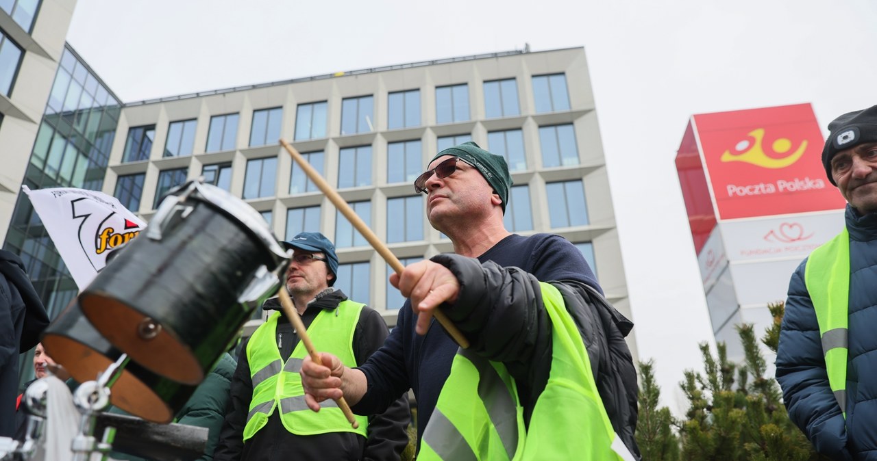 W lutym związkowcy protestowali przeciwko planom zwolnień oraz jednostronnemu wypowiedzeniu zakładowego układu zbiorowego pracy / 	Leszek Szymański    /PAP