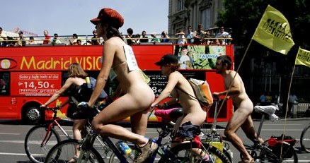 W Madrycie rowerzyści domagali się praw. A jaki był cel przejażdżki po Nowym Sadzie? /AFP