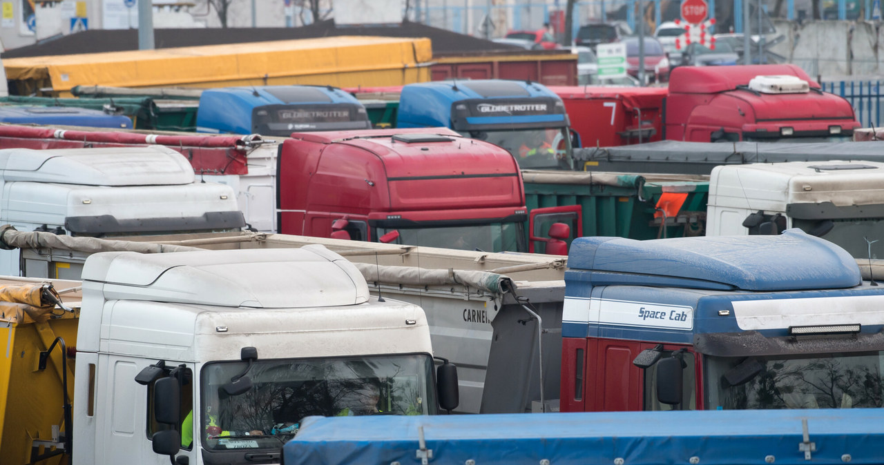 W majówkę ciężarówki muszą trafić na parkingi /Wojciech Stróżyk /Reporter