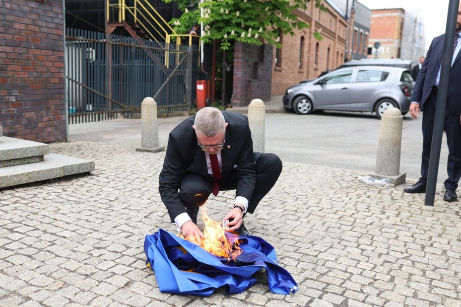 W maju 2025 r. Grzegorz Braun spalił flagę Unii Europejskiej w Katowicach /Michał Meissner /PAP